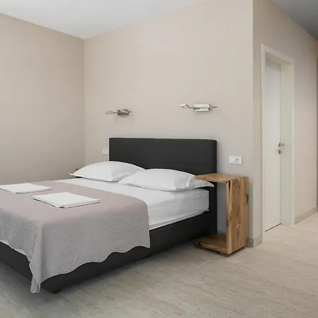 Krilo Hotel Jesenice (Split-Dalmatia)