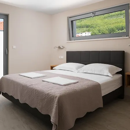 Krilo Hotell Jesenice (Split-Dalmatia)